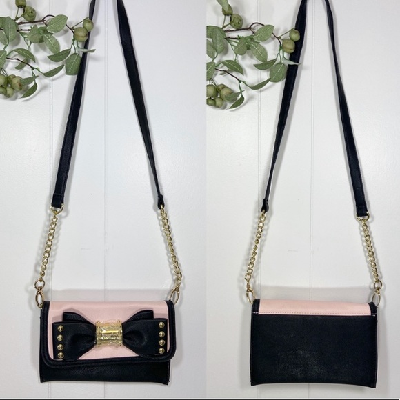 Betsey Johnson Handbags - Betsey Johnson Black/ Pink Bow Crossbody Purse